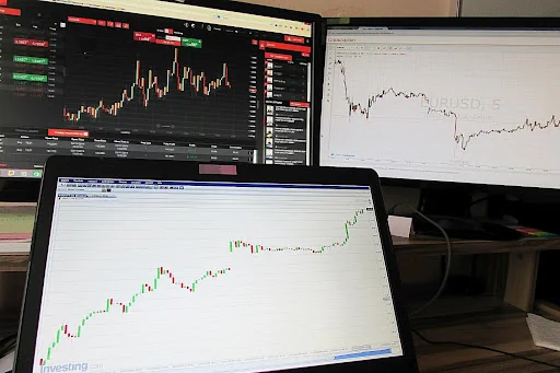 Trading charts on screens